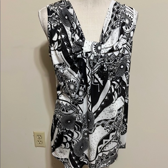 Tops - Black and White Patterned Women's Top. Sz 1x